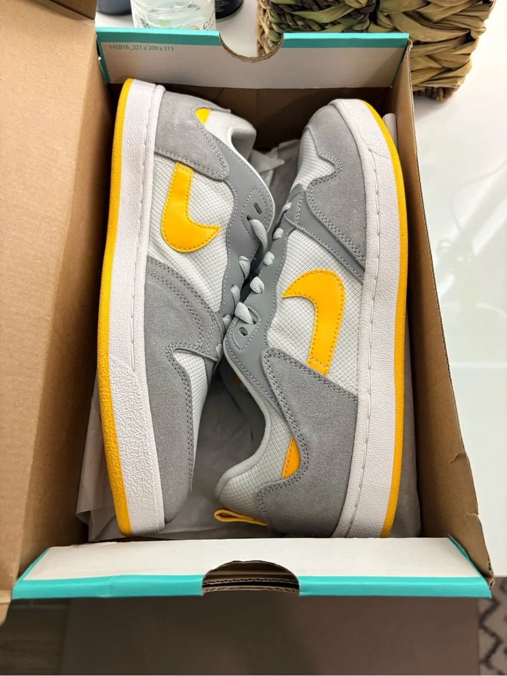 Nike- SB ALLEYOOP Men's Gray and Yellow Low-Top Sneakers